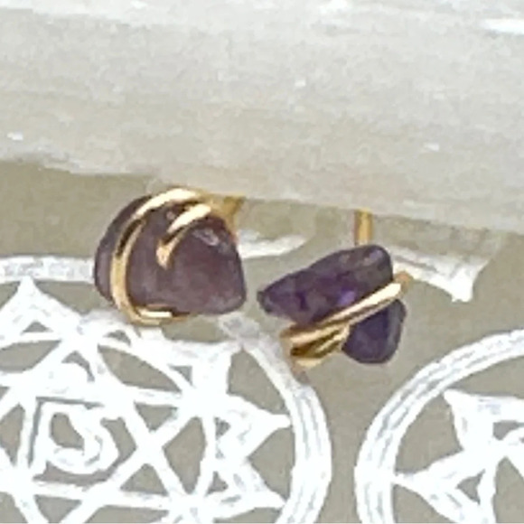 Raw amethyst and gold knot confetti studs earrings dainty purple statement - Picture 1 of 6